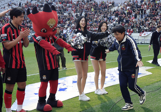 5대 0 대승 세리머니하는 김기동 감독