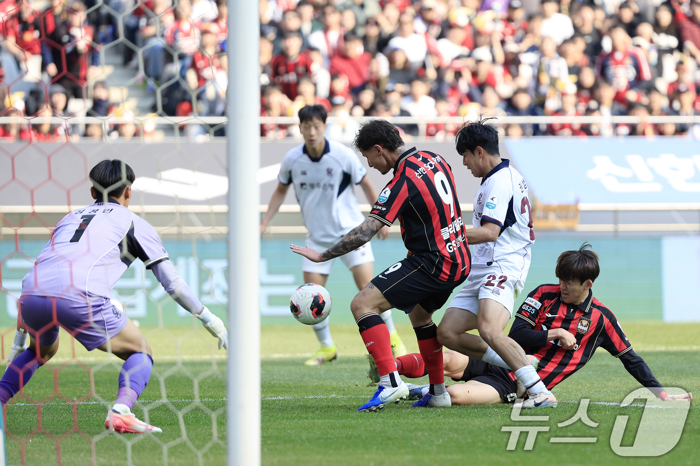 (서울=뉴스1) 박정호 기자 = 22일 오후 서울시 마포구 월드컵로 서울월드컵경기장에서 열린 하나은행 K리그1 2026 5라운드 FC서울과 광주FC의 경기에서 FC서울 이승모가 골 …