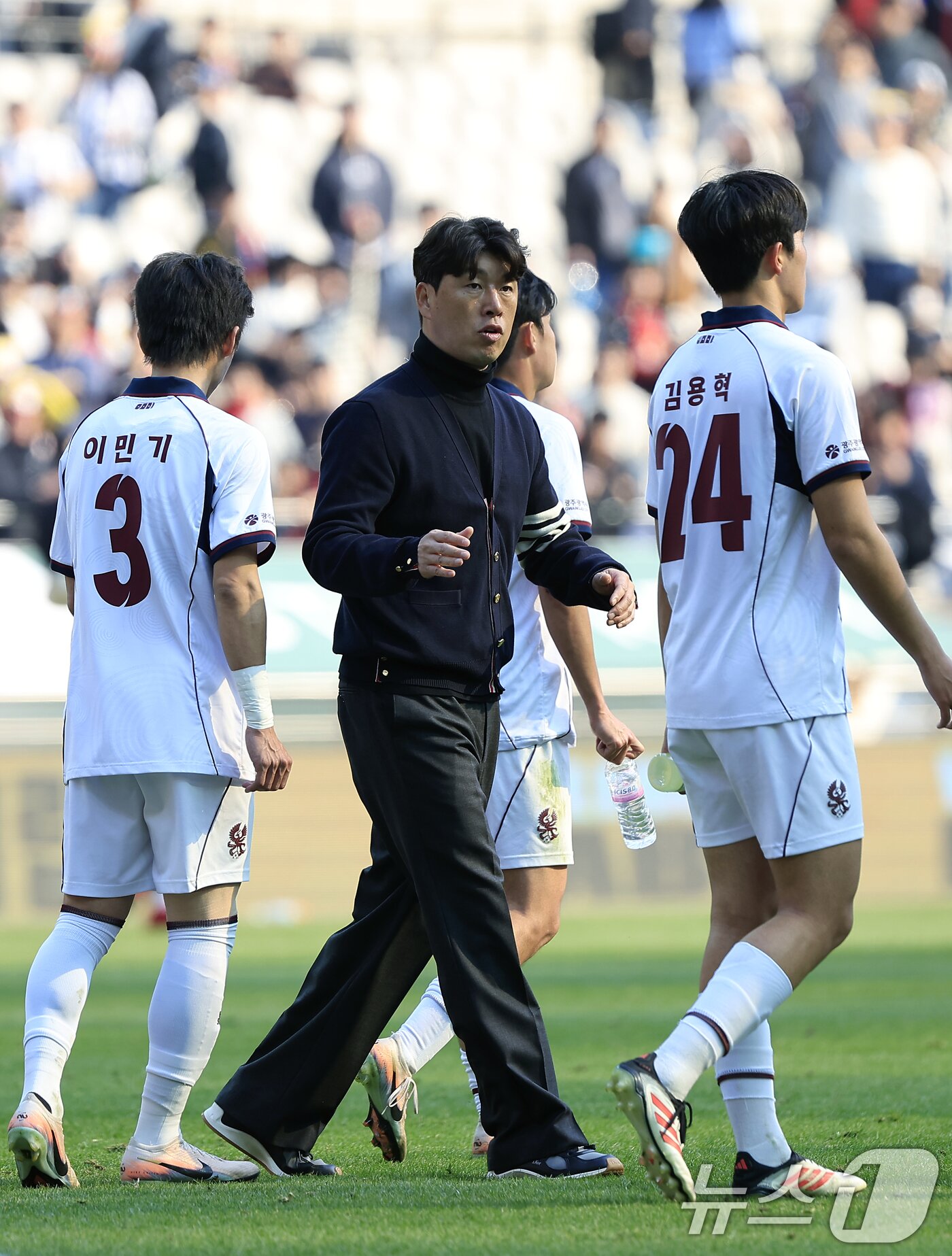 본문 이미지 - 이정규 광주FC 감독이 22일 오후 서울시 마포구 월드컵로 서울월드컵경기장에서 열린 하나은행 K리그1 2026 5라운드 FC서울과 광주FC의 경기 종료 후 선수들을 다독이고 있다. 2026.3.22 ⓒ 뉴스1 박정호 기자