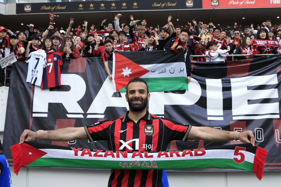 서포터즈와 함께 기념 촬영하는 야잔