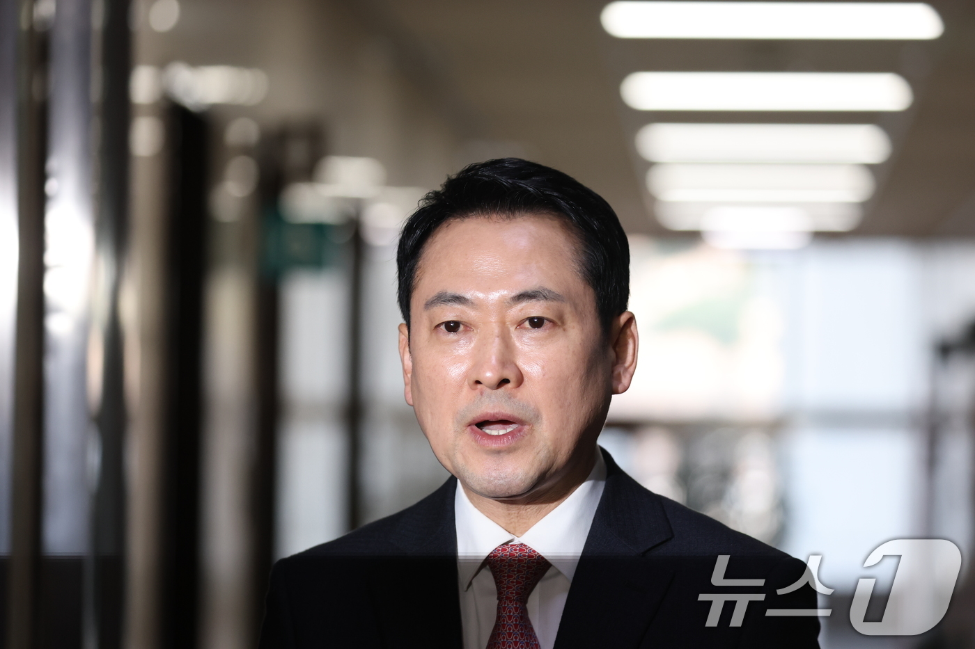 (서울=뉴스1) 이승배 기자 = 장동혁 국민의힘 대표가 22일 서울 여의도 국회에서 현안 관련 백브리핑을 하고 있다. 2026.3.22/뉴스1