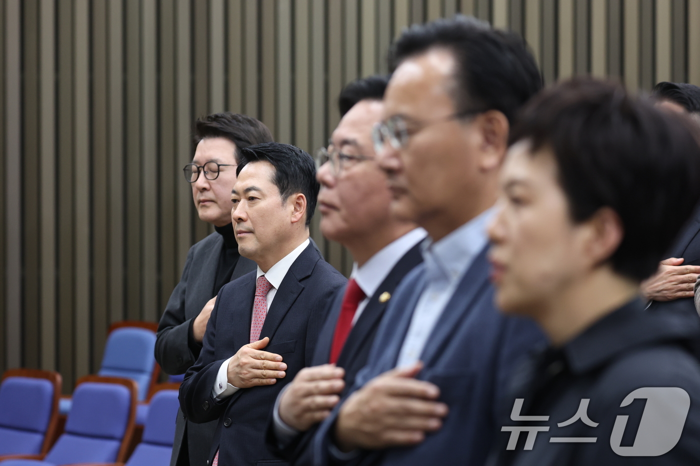 (서울=뉴스1) 이승배 기자 = 장동혁 국민의힘 대표가 22일 서울 여의도 국회에서 열린 의원총회에서 국민의례를 하고 있다. 2026.3.22/뉴스1