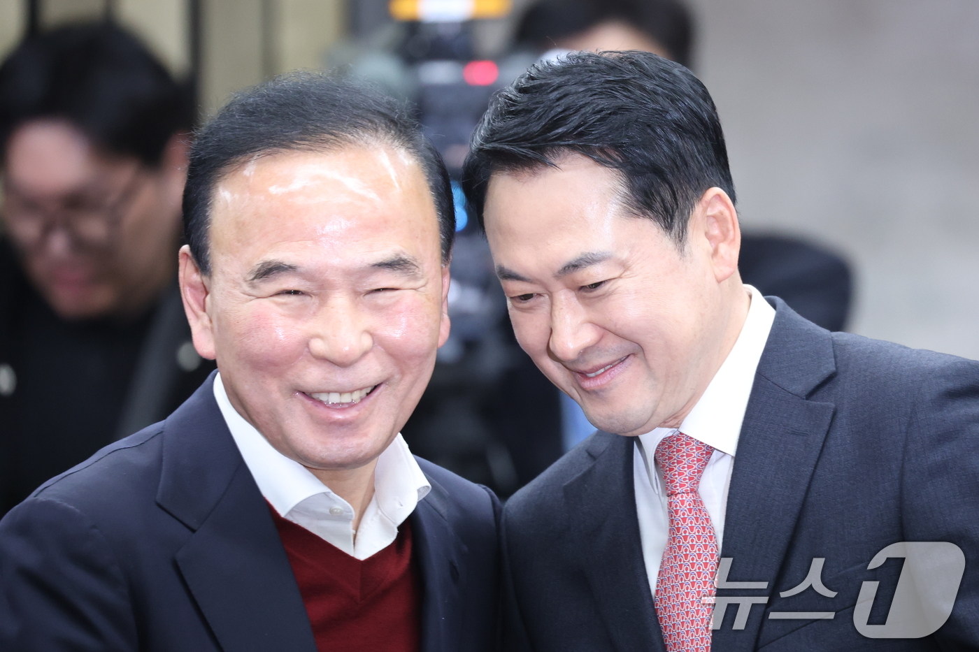 (서울=뉴스1) 이승배 기자 = 장동혁 국민의힘 대표가 22일 서울 여의도 국회에서 열린 의원총회에 참석하며 박덕흠 의원과 대화를 나누고 있다. 2026.3.22/뉴스1