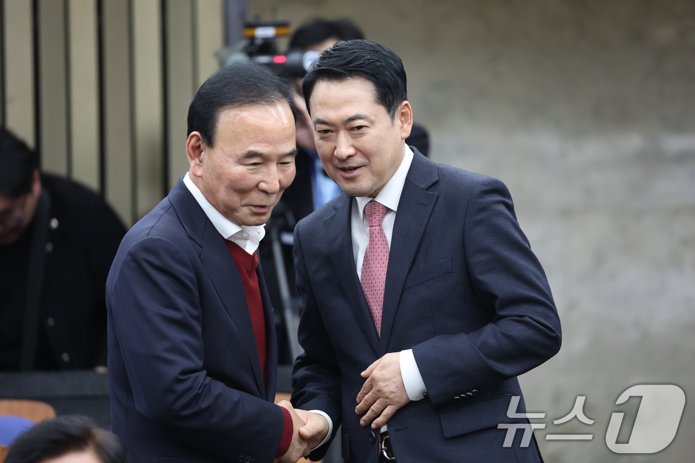 (서울=뉴스1) 이승배 기자 = 장동혁 국민의힘 대표가 22일 서울 여의도 국회에서 열린 의원총회에 참석하며 박덕흠 의원과 인사를 나누고 있다 2026.3.22/뉴스1