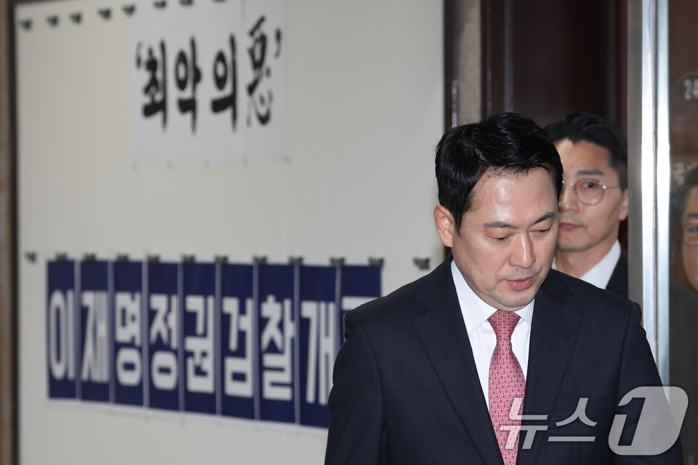 (서울=뉴스1) 이승배 기자 = 장동혁 국민의힘 대표가 22일 서울 여의도 국회에서 현안 관련 백브리핑을 마치고 이동하고 있다 2026.3.22/뉴스1