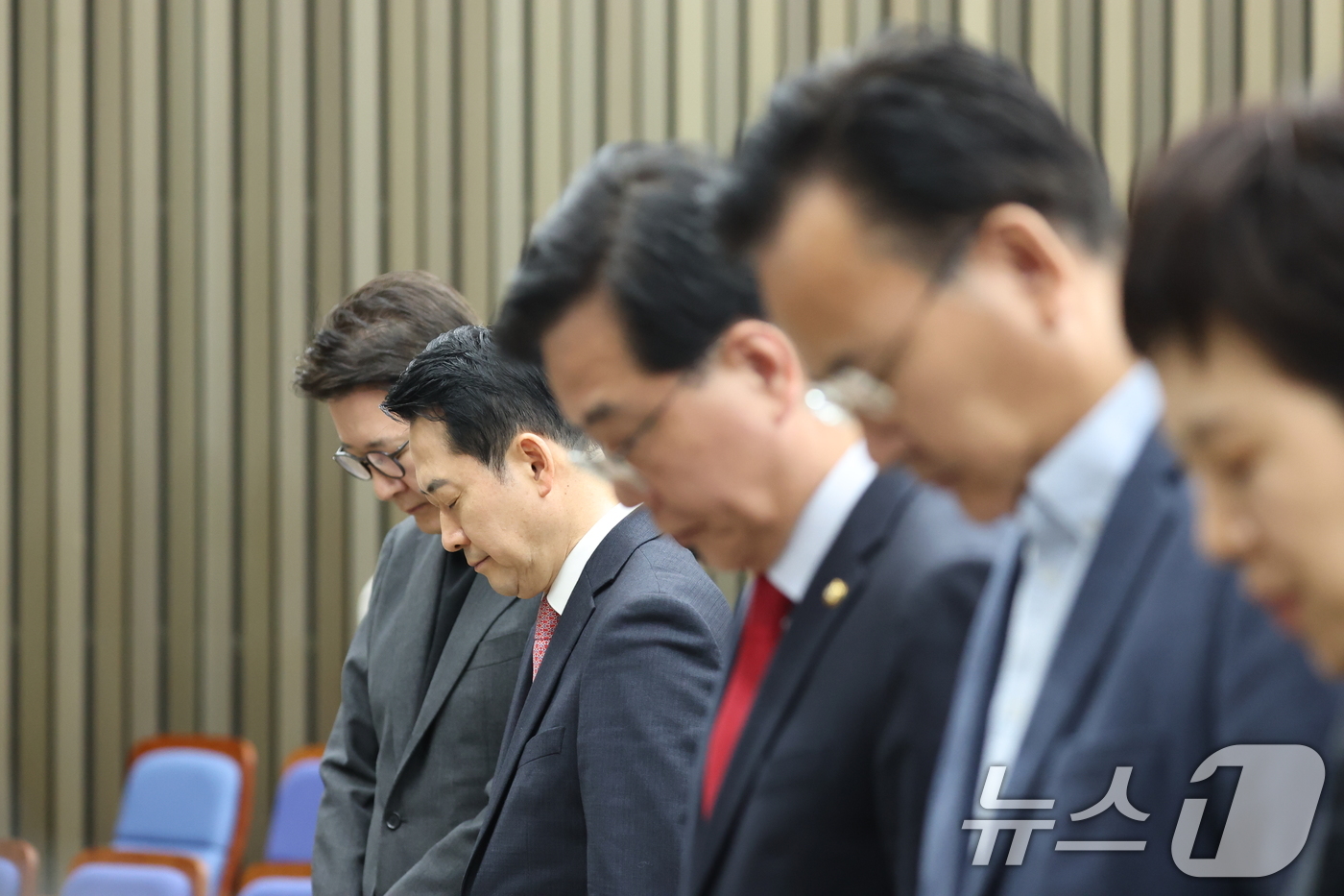 (서울=뉴스1) 이승배 기자 = 장동혁 국민의힘 대표가 22일 서울 여의도 국회에서 열린 의원총회에서 대전 자동차공장 화재 피해자를 위한 묵념을 하고 있다. 2026.3.22/뉴스 …