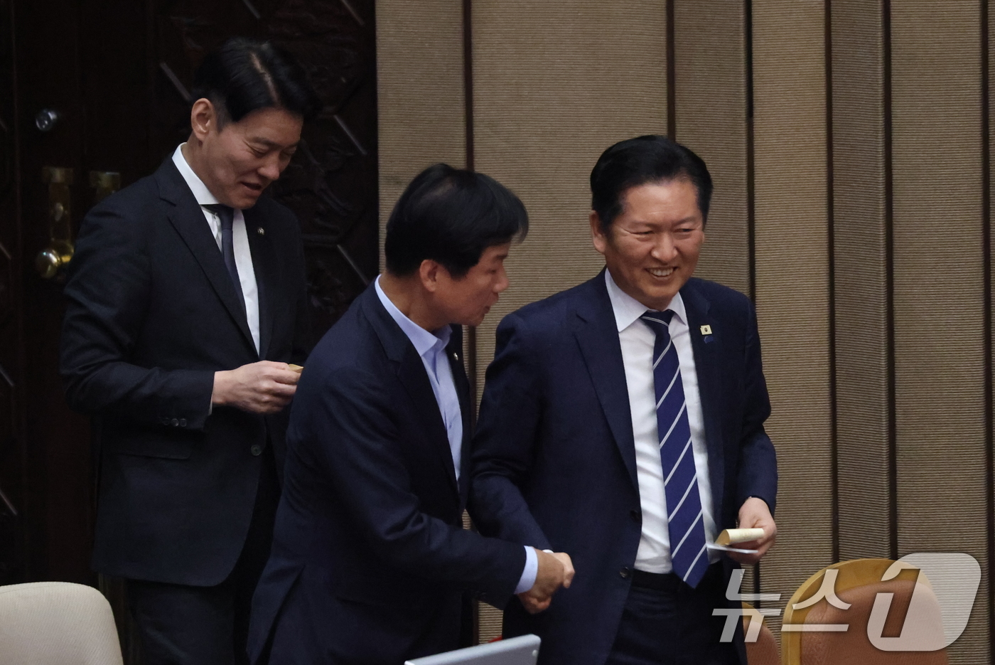 (서울=뉴스1) 이승배 기자 = 정청래 더불어민주당 대표가 22일 서울 여의도 국회에서 열린 제433회 국회(임시회) 제2차 본회의에서 윤석열 정권 정치검찰 조작기소 의혹 사건 진 …