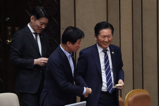 필리버스터 종결 투표하는 정청래 대표