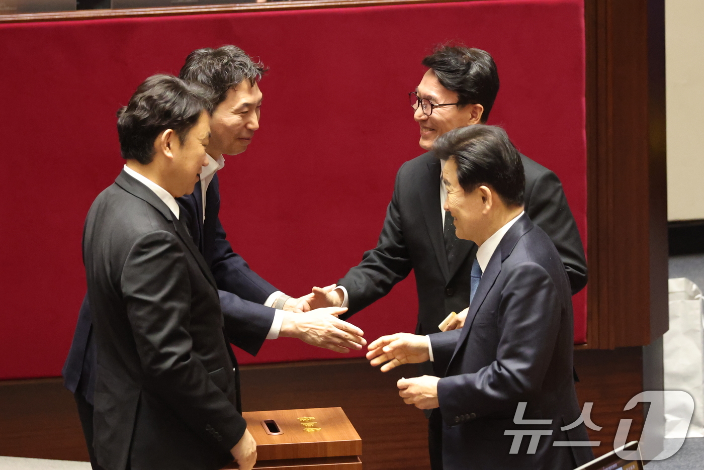 (서울=뉴스1) 이승배 기자 = 김민석 총리와 정동영 통일부 장관이 22일 서울 여의도 국회에서 열린 제433회 국회(임시회) 제2차 본회의에서 윤석열 정권 정치검찰 조작기소 의혹 …