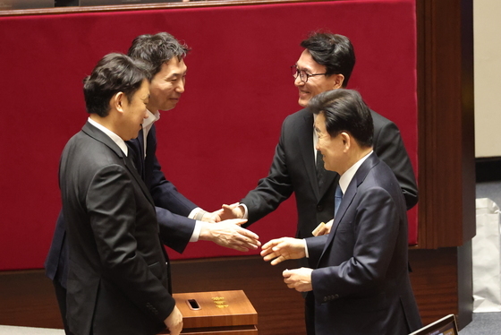 필리버스터 종결 투표하는 김민석·정동영