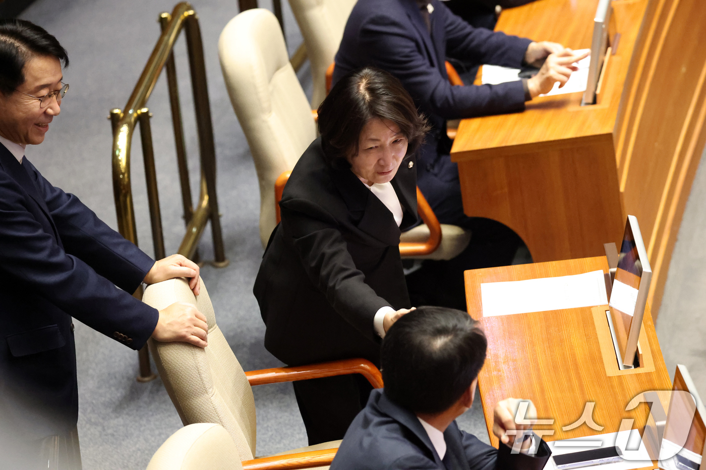 (서울=뉴스1) 이승배 기자 = 추미애 더불어민주당 의원이 22일 서울 여의도 국회에서 열린 제433회 국회(임시회) 제2차 본회의에서 의원들과 대화하고 있다. 2026.3.22/ …