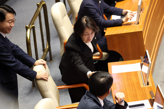 대화 나누는 추미애 의원