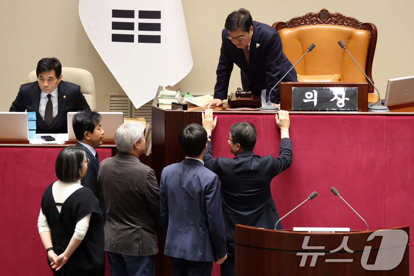 (서울=뉴스1) 이승배 기자 = 22일 서울 여의도 국회에서 열린 제433회 국회(임시회) 제2차 본회의에서 우원식 국회의장과 한병도 더불어민주당 원내대표, 개혁진보 4당 의원들과 …