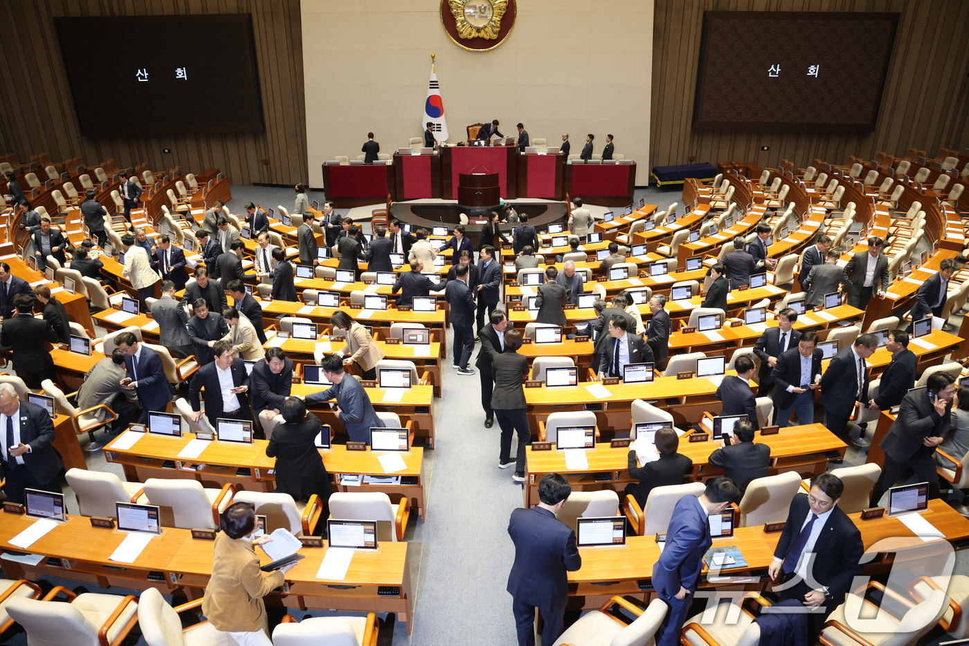 (서울=뉴스1) 이승배 기자 = 22일 서울 여의도 국회에서 열린 제433회 국회(임시회) 제2차 본회의에서 윤석열 정권 정치검찰 조작기소 의혹 사건 진상규명 국정조사계획서 승인의 …