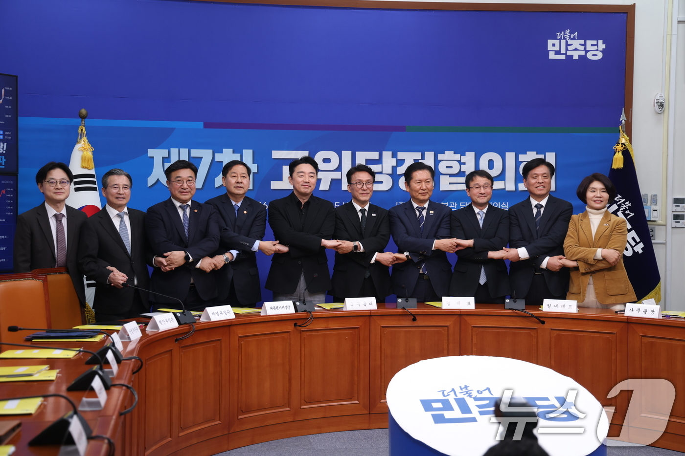 (서울=뉴스1) 이승배 기자 = 강훈식 대통령비서실장(왼쪽 다섯번째부터)과 김민석 국무총리, 정청래 더불어민주당 대표가 22일 오후 서울 여의도 국회에서 열린 '제7차 고위당정협의 …