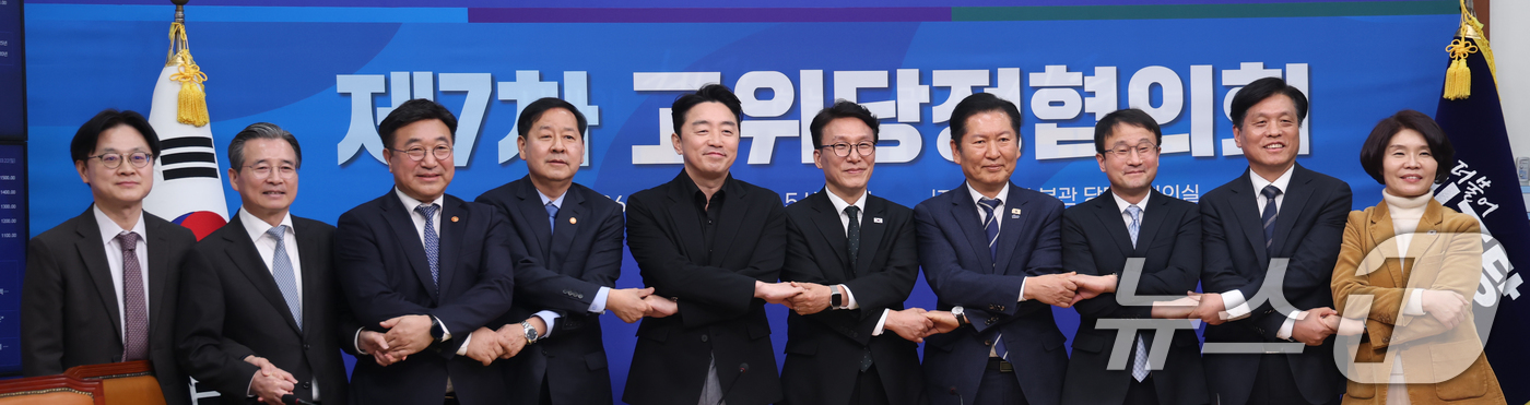 (서울=뉴스1) 이승배 기자 = 강훈식 대통령비서실장(왼쪽 다섯번째부터)과 김민석 국무총리, 정청래 더불어민주당 대표가 22일 오후 서울 여의도 국회에서 열린 '제7차 고위당정협의 …