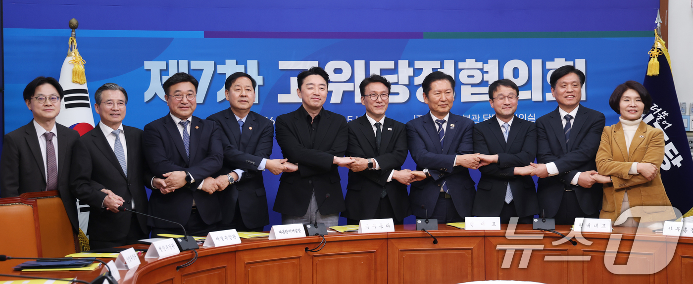 (서울=뉴스1) 이승배 기자 = 강훈식 대통령비서실장(왼쪽 다섯번째부터)과 김민석 국무총리, 정청래 더불어민주당 대표가 22일 오후 서울 여의도 국회에서 열린 '제7차 고위당정협의 …