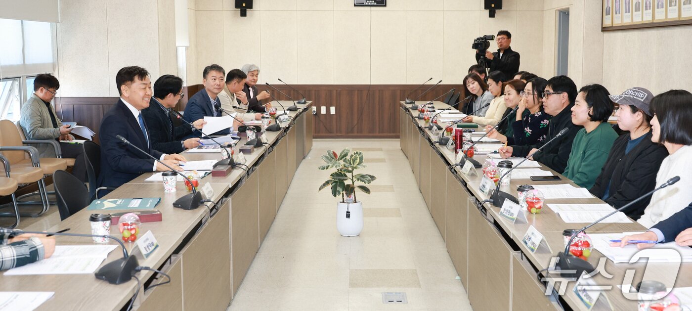 본문 이미지 - 22일 김관영 전북지사가 진안군 부귀면 농촌유학 가족체류형 거주시설인 '꿈터마을'을 방문해 현황을 점검하고 학부모들 간담회를 갖고 있다.(전북도 제공. 재판매 및 DB금지)/뉴스1 