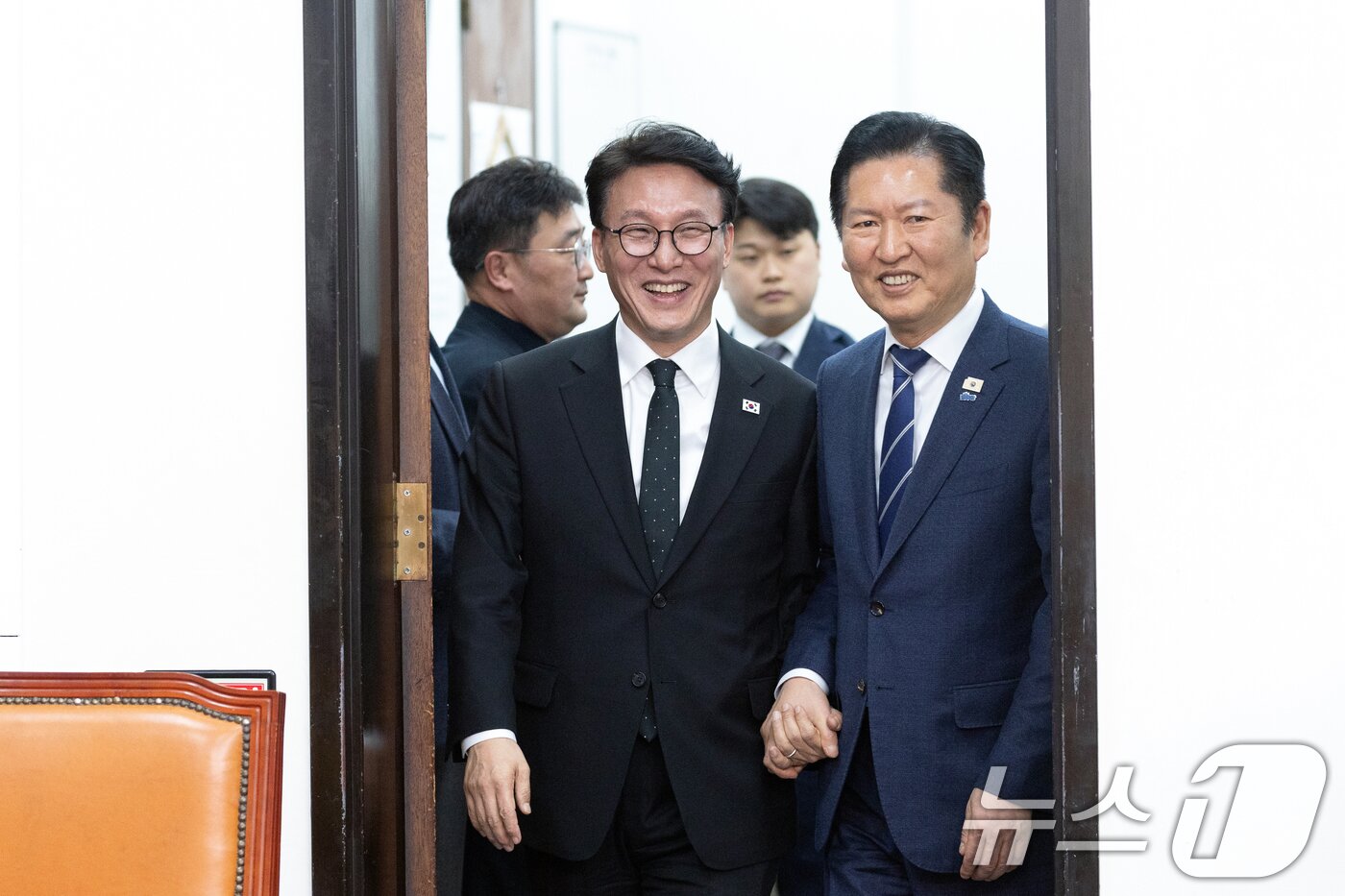 본문 이미지 - 정청래 더불어민주당 대표가 22일 오후 서울 여의도 국회에서 열린 '제7차 고위당정협의회'에서 김민석 국무총리와 손을 잡고 회의장으로 들어서고 있다. 2026.3.22 ⓒ 뉴스1 이승배 기자