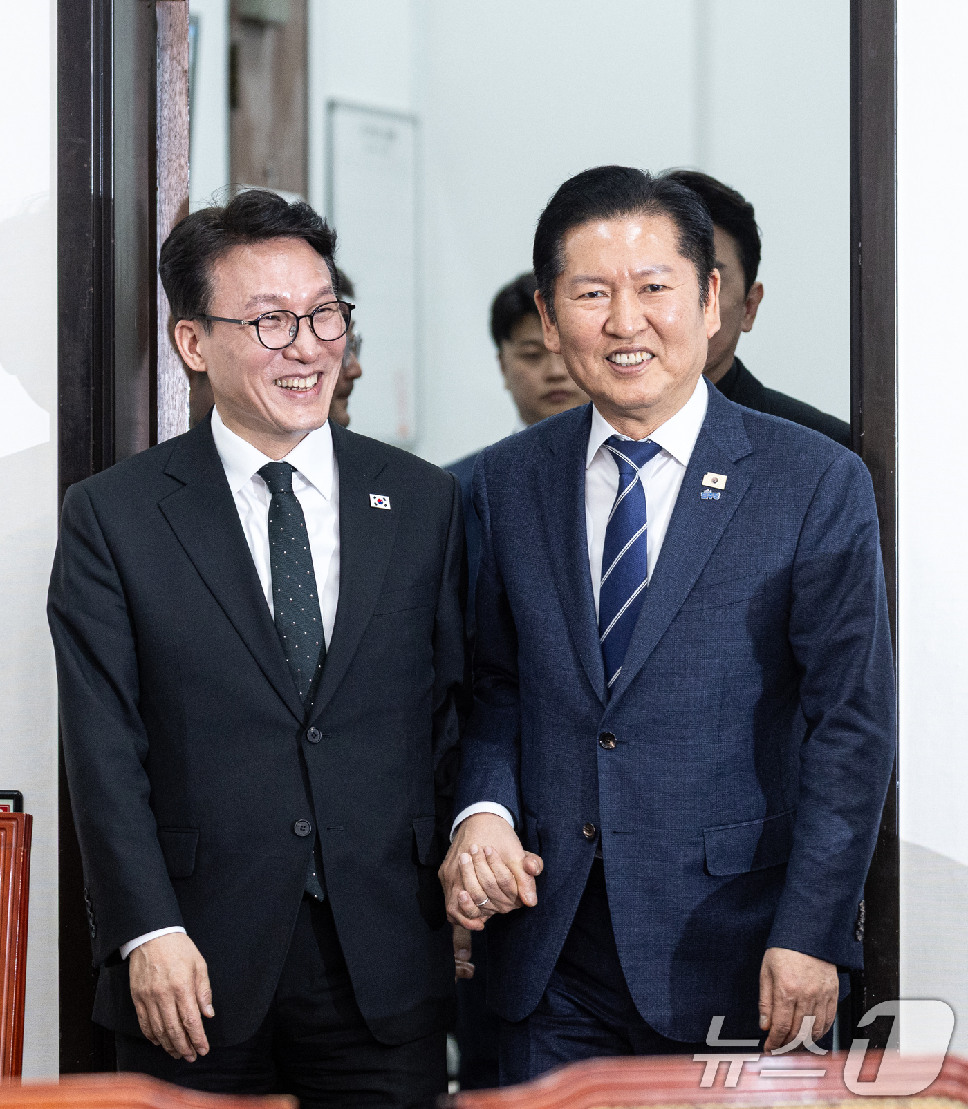 (서울=뉴스1) 이승배 기자 = 정청래 더불어민주당 대표가 22일 오후 서울 여의도 국회에서 열린 '제7차 고위당정협의회'에서 김민석 국무총리와 손을 잡고 회의장으로 들어서고 있다 …