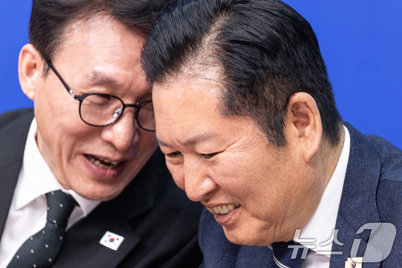 (서울=뉴스1) 이승배 기자 = 정청래 더불어민주당 대표가 22일 오후 서울 여의도 국회에서 열린 '제7차 고위당정협의회'에서 김민석 국무총리와 대화하고 있다. 2026.3.22/ …