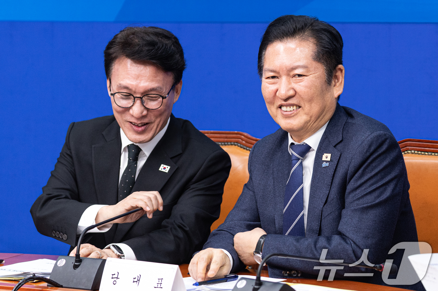 (서울=뉴스1) 이승배 기자 = 정청래 더불어민주당 대표가 22일 오후 서울 여의도 국회에서 열린 '제7차 고위당정협의회'에서 김민석 국무총리와 대화하고 있다. 2026.3.22/ …