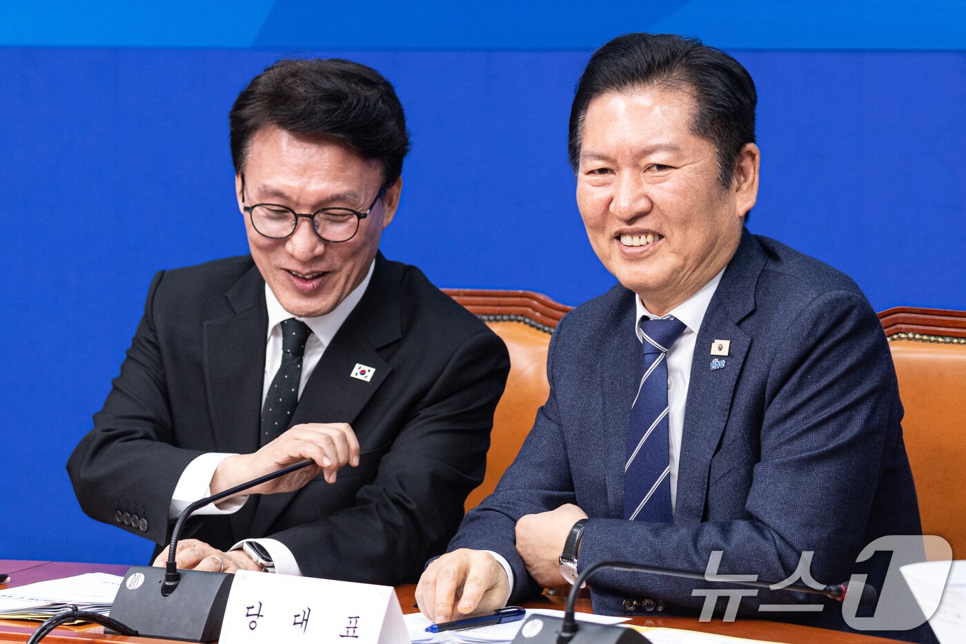 본문 이미지 - 정청래 더불어민주당 대표가 22일 오후 서울 여의도 국회에서 열린 '제7차 고위당정협의회'에서 김민석 국무총리와 대화하고 있다. 2026.3.22 ⓒ 뉴스1 이승배 기자