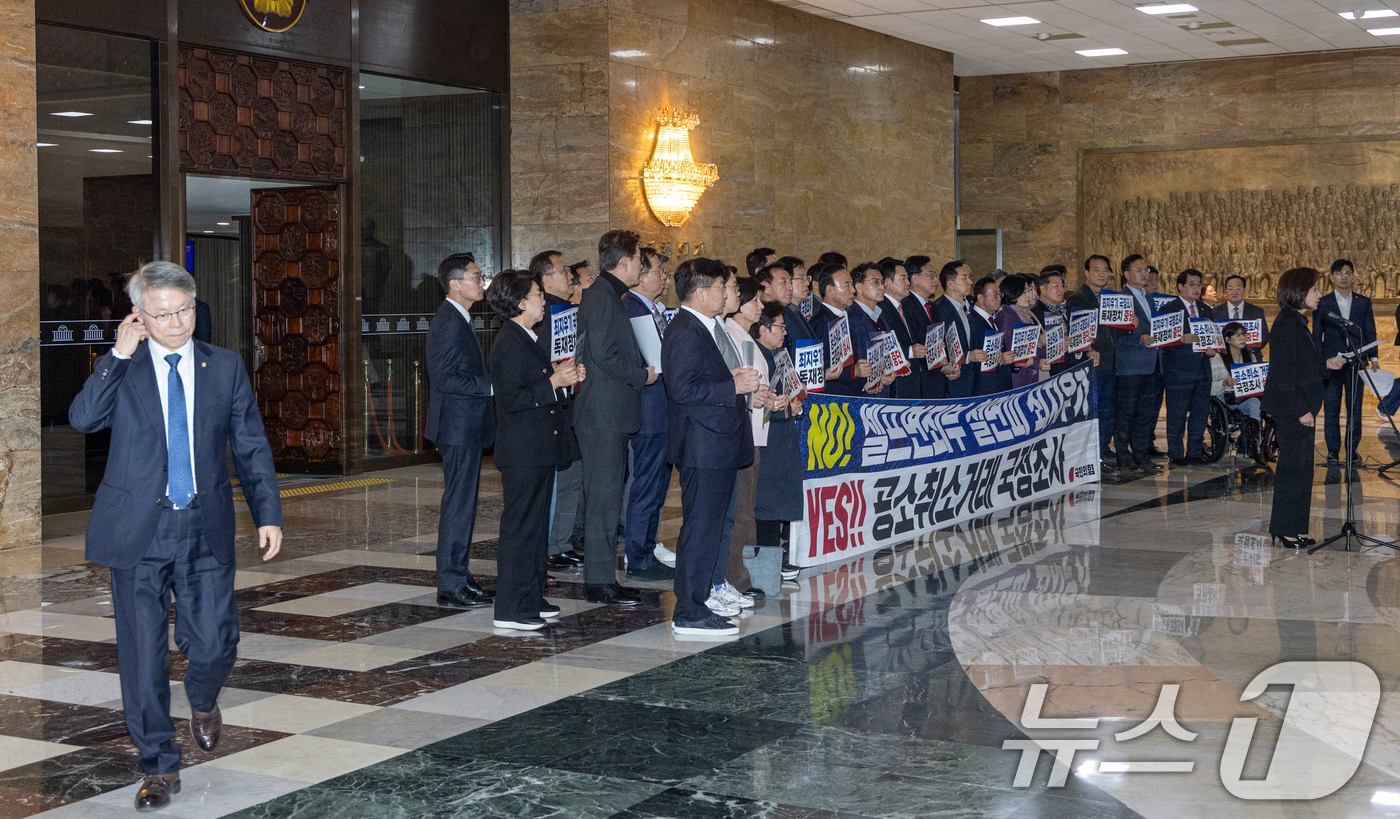 (서울=뉴스1) 이승배 기자 = 장동혁 국민의힘 대표를 비롯한 의원들이 22일 서울 여의도 국회 본회의장 앞에서 윤석열 정권 정치검찰 조작기소 의혹 사건 진상규명 국정조사계획서 승 …
