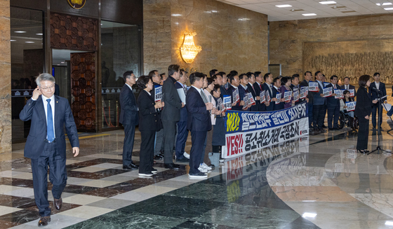 본회의장 앞에서 국정조사 계획서 통과 규탄하는 국민의힘