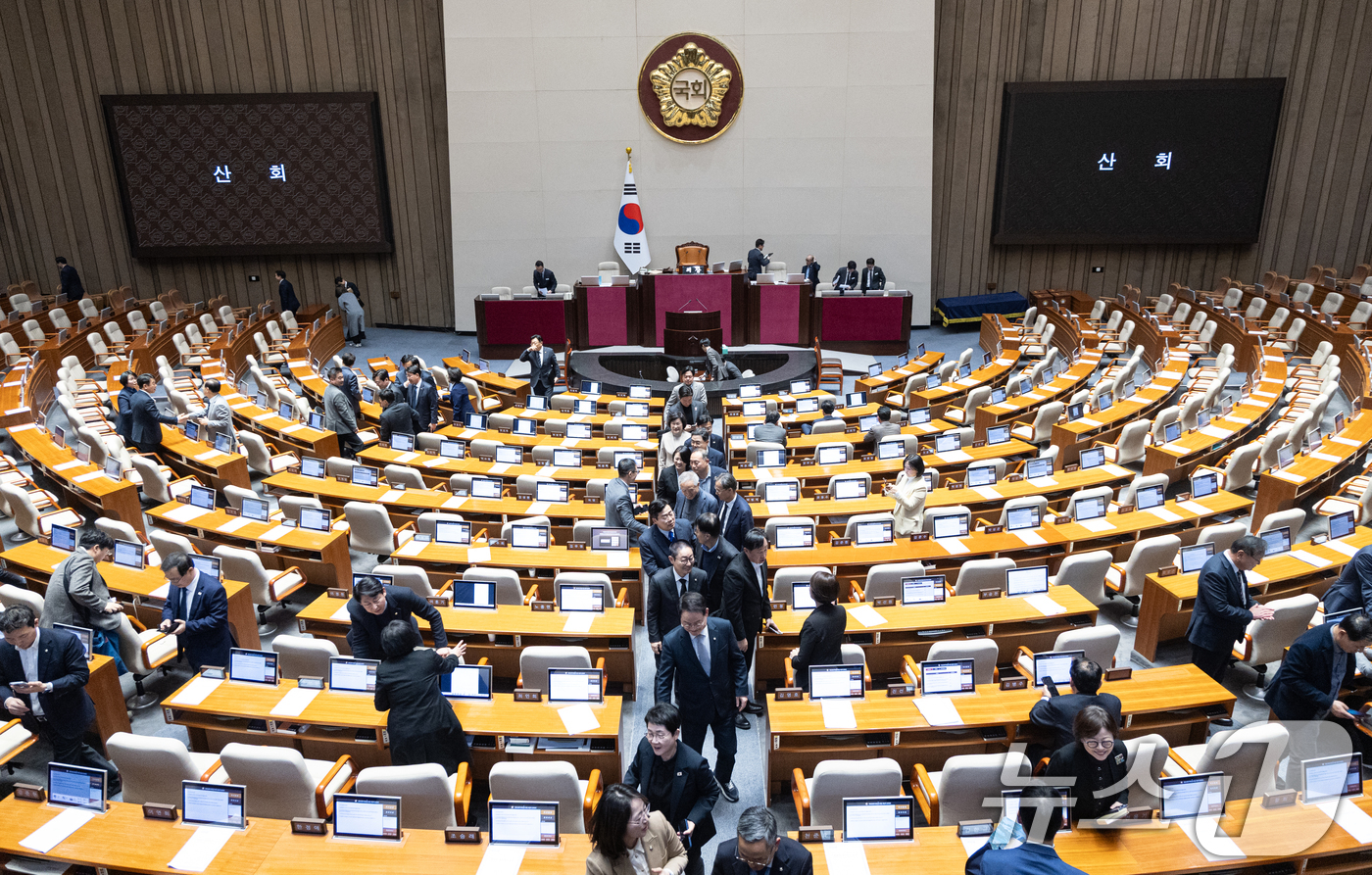 (서울=뉴스1) 이승배 기자 = 22일 서울 여의도 국회에서 열린 제433회 국회(임시회) 제2차 본회의에서 윤석열 정권 정치검찰 조작기소 의혹 사건 진상규명 국정조사계획서 승인의 …