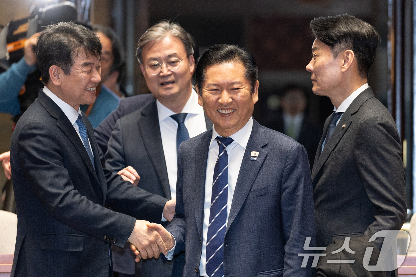 (서울=뉴스1) 이승배 기자 = 정청래 더불어민주당 대표가 22일 서울 여의도 국회에서 열린 의원총회에서 참석하며 미소 짓고 있다. 2026.3.22/뉴스1