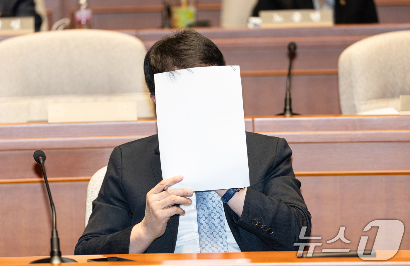 (서울=뉴스1) 이승배 기자 = 한병도 더불어민주당 원내대표가 22일 서울 여의도 국회에서 열린 의원총회에서 정청래 대표와 대화 중 얼굴을 가리고 있다. 2026.3.22/뉴스1