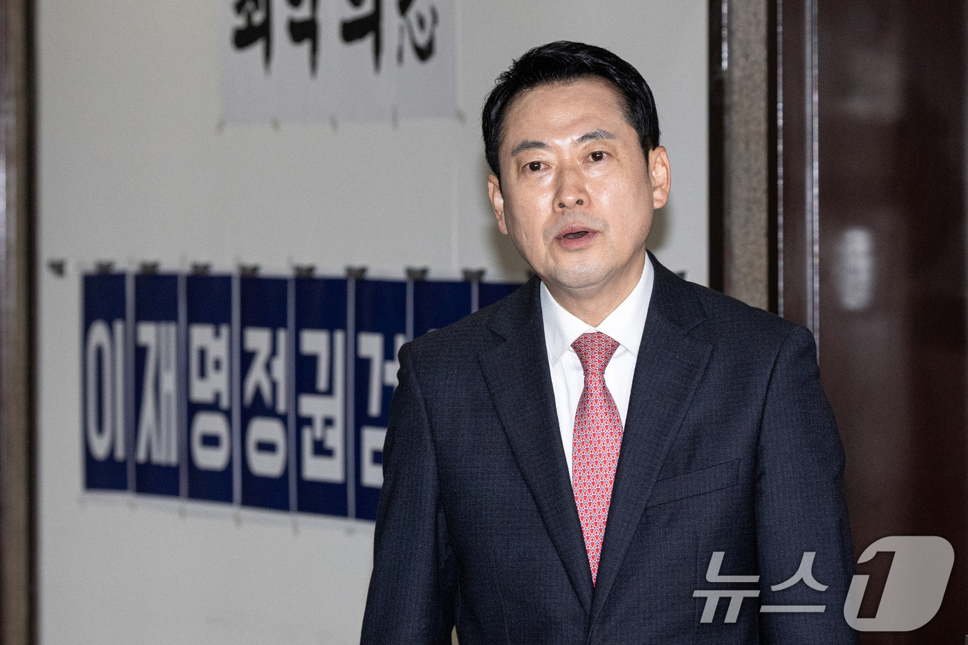 (서울=뉴스1) 이승배 기자 = 장동혁 국민의힘 대표가 22일 서울 여의도 국회에서 현안 관련 백브리핑을 하고 있다. 2026.3.22/뉴스1