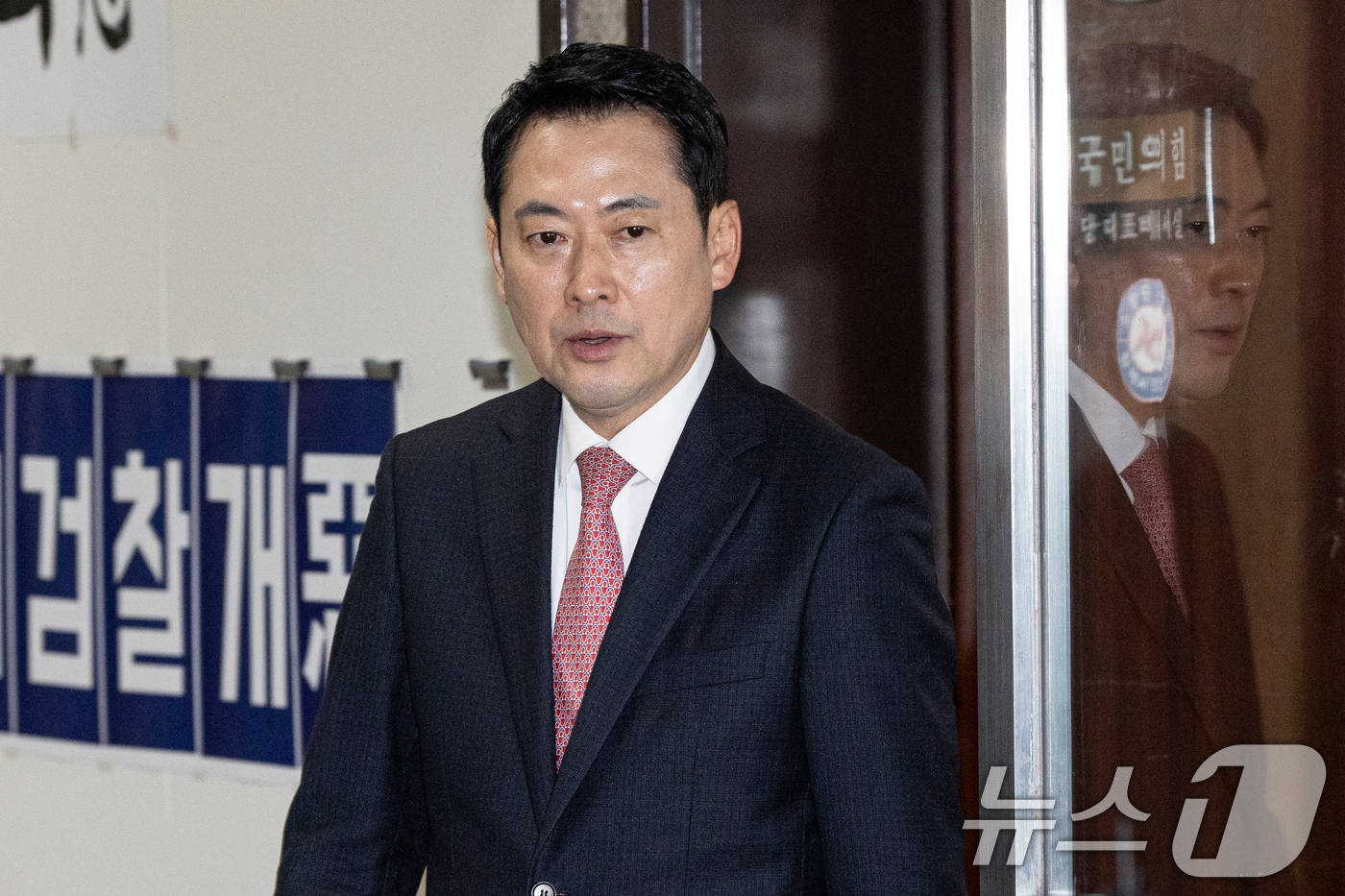 (서울=뉴스1) 이승배 기자 = 장동혁 국민의힘 대표가 22일 서울 여의도 국회에서 현안 관련 백브리핑을 위해 대표실에서 나오고 있다. 2026.3.22/뉴스1