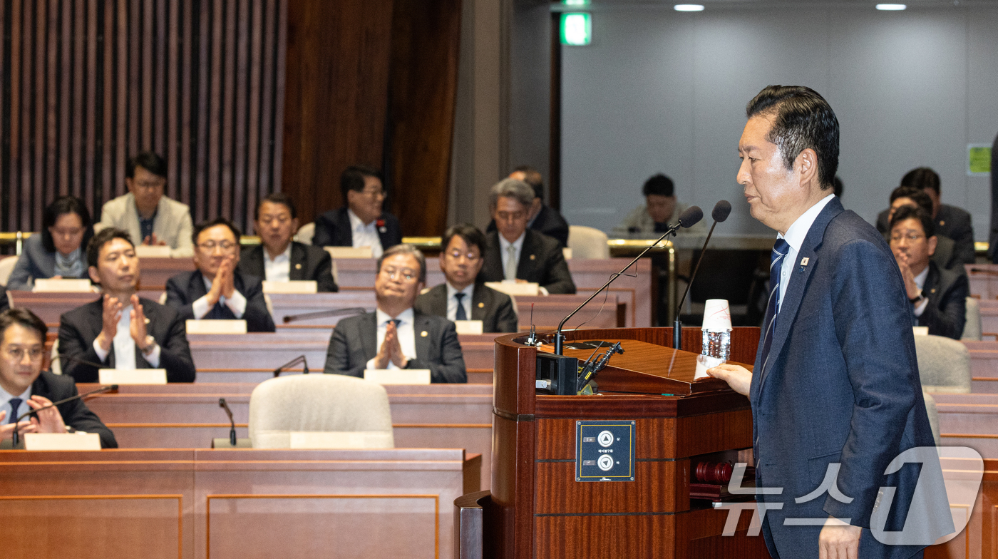 (서울=뉴스1) 이승배 기자 = 정청래 더불어민주당 대표가 22일 서울 여의도 국회에서 열린 의원총회에서 모두발언을 마치고 자리로 향하고 있다. 2026.3.22/뉴스1