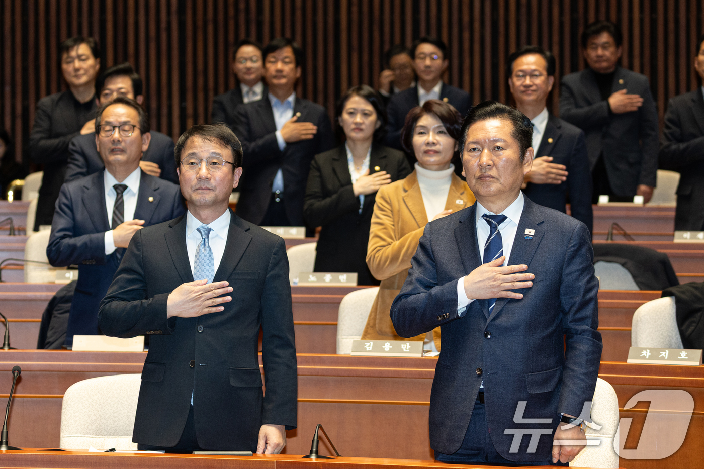 (서울=뉴스1) 이승배 기자 = 정청래 더불어민주당 대표가 22일 서울 여의도 국회에서 열린 의원총회에서 국민의례하고 있다. 2026.3.22/뉴스1