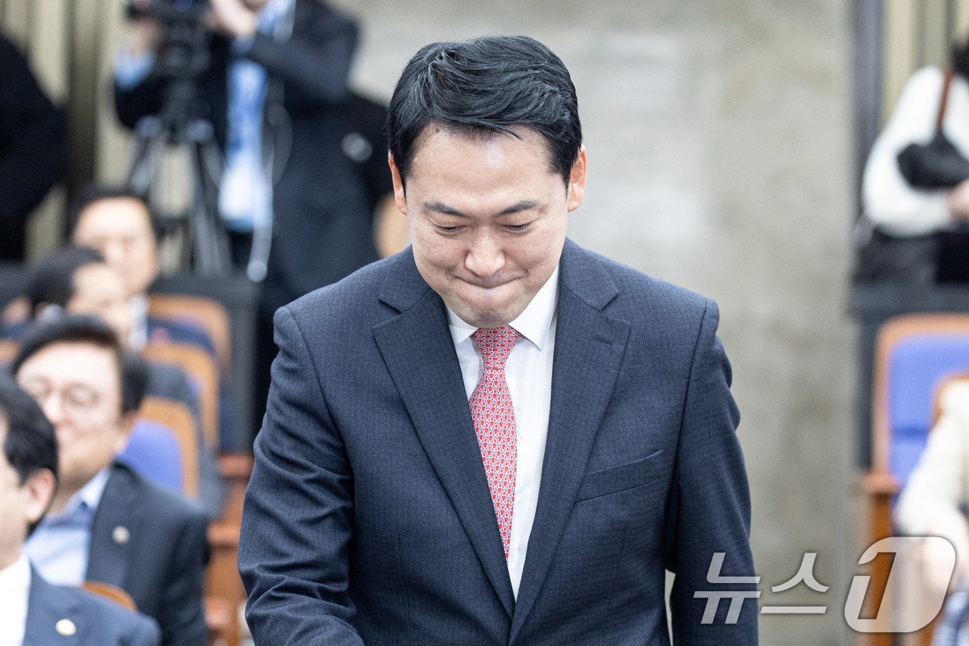 (서울=뉴스1) 이승배 기자 = 장동혁 국민의힘 대표가 22일 서울 여의도 국회에서 열린 의원총회에 참석하고 있다. 2026.3.22/뉴스1