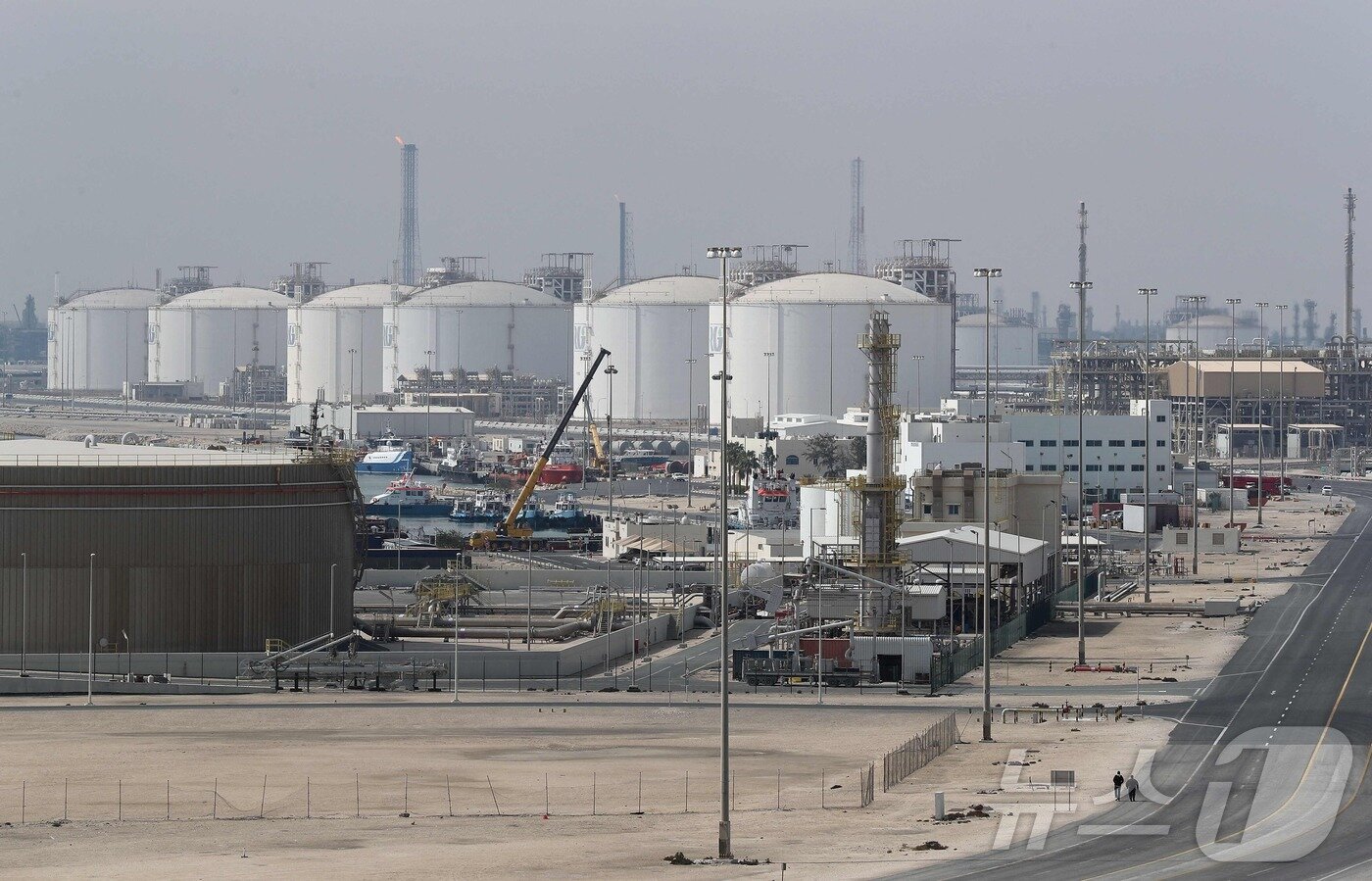 본문 이미지 - 카타르의 주요 액화천연가스(LNG) 및 가스액화(GTL) 생산 시설 라스라판 산업단지 ⓒ AFP=뉴스1