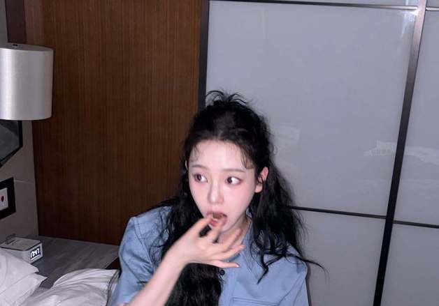 에스파 카리나, 침대 위 초콜릿 먹방…심쿵 유발 미모 [N샷]