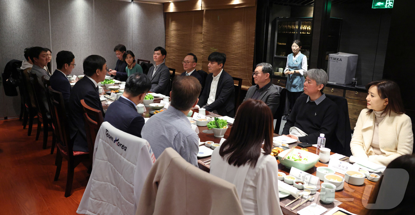 (서울=뉴스1) = 최휘영 문화체육관광부 장관이 22일(현지시간) 중국 베이징의 한 한식당에서 재중한국콘텐츠사업자협의회 회원들을 만나 간담회를 갖고 있다. (문체부 제공. 재판매 …