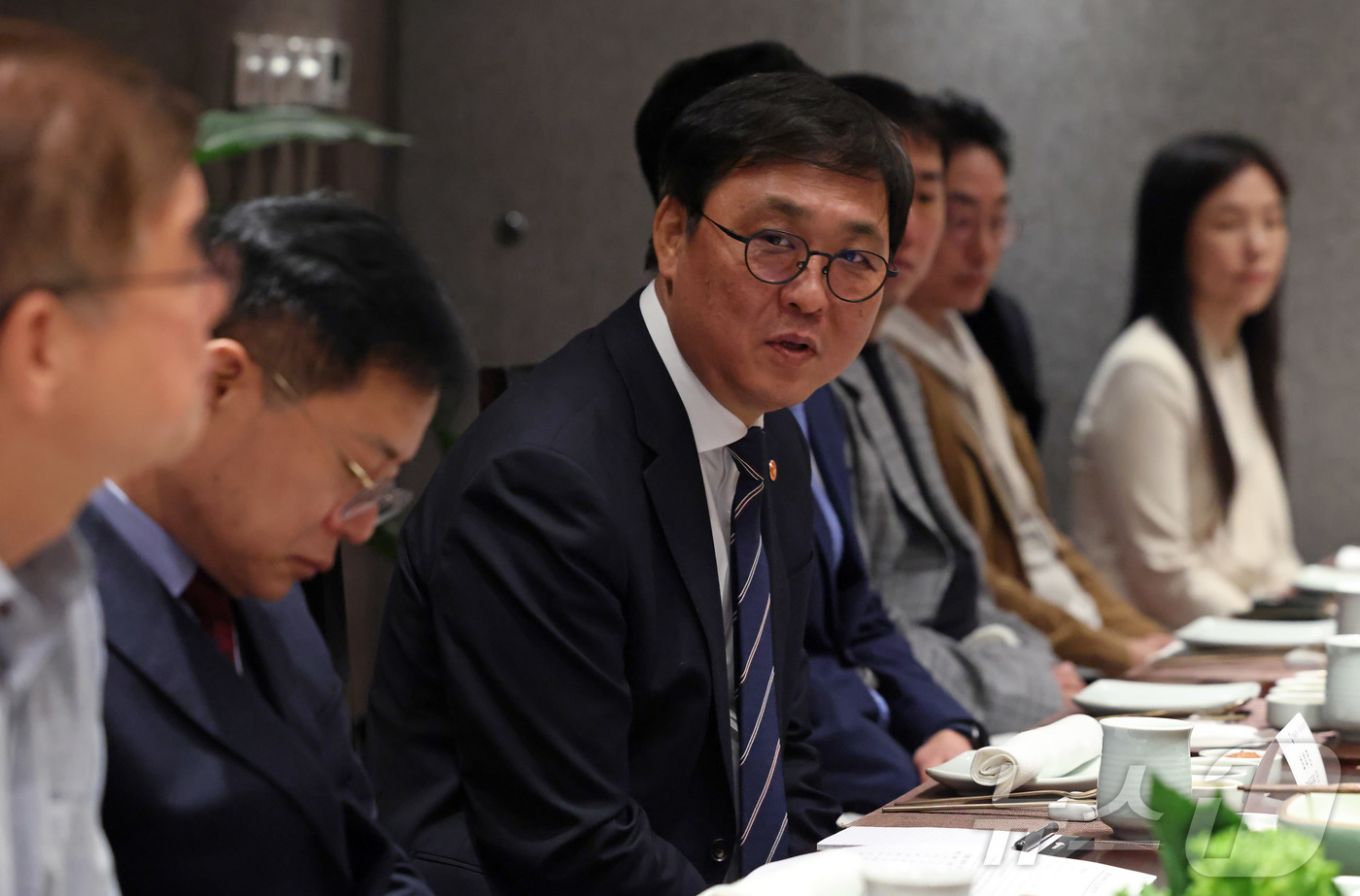 (서울=뉴스1) = 최휘영 문화체육관광부 장관이 22일(현지시간) 중국 베이징의 한 한식당에서 재중한국콘텐츠사업자협의회 회원들을 만나 간담회를 갖고 있다. (문체부 제공. 재판매 …