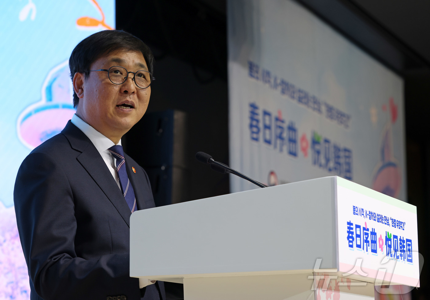 (서울=뉴스1) = 최휘영 문화체육관광부 장관이 22일(현지시간) 중국 베이징 주중한국문화원 대강연장에서 열린 한국관광설명회에서 환영사를 하고 있다.(문체부 제공. 재판매 및 DB …