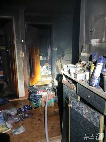 본문 이미지 - 강릉 연립주택 화재.(강원도소방본부 제공. 재판매 및 DB금지)/뉴스1