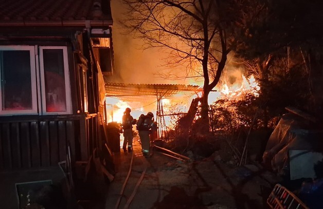 경북 영주서 농기계 창고에 불…40분 만에 진화