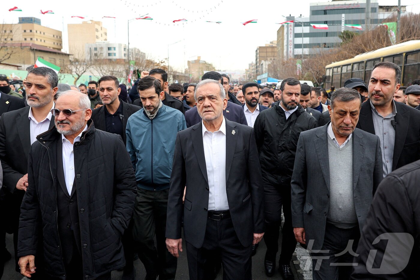 본문 이미지 - 이란 대통령 마수드 페제쉬키안이 2026년 2월 11일 테헤란에서 열린 이슬람 혁명 47주년 기념 행사에 참석하고 있다. 2026.02.11. ⓒ 로이터=뉴스1