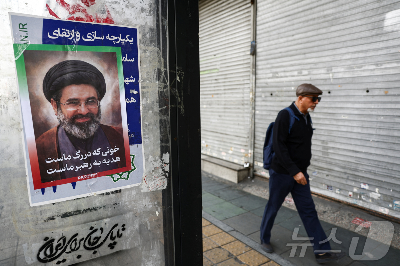 (테헤란 로이터=뉴스1) 강민경 기자 = 22일 이란 수도 테헤란의 한 거리에 새 최고지도자인 모즈타바 하메네이의 포스터가 붙어 있다. 2026.3.22ⓒ 로이터=뉴스1