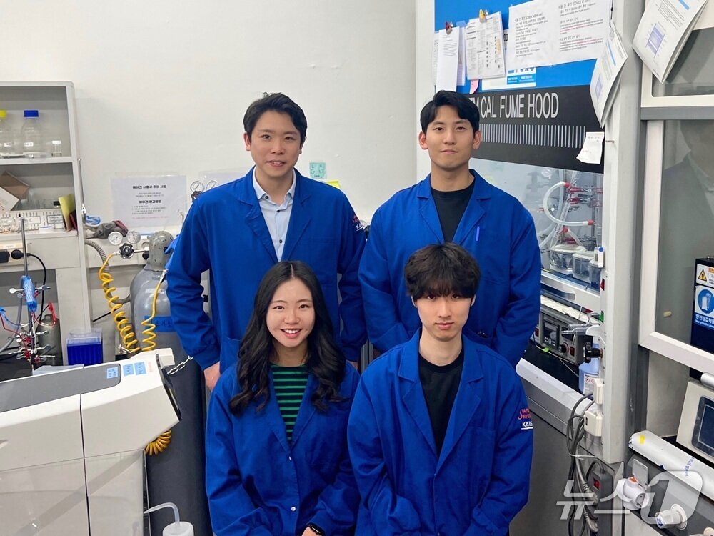 본문 이미지 - KAIST 생명화학공학과 박지민 교수 연구팀. 왼쪽 위부터 시계방향으로 박지민 교수, 이재웅 박사, 이창호 박사과정, 임리안 석사(KAIST 제공) /뉴스1