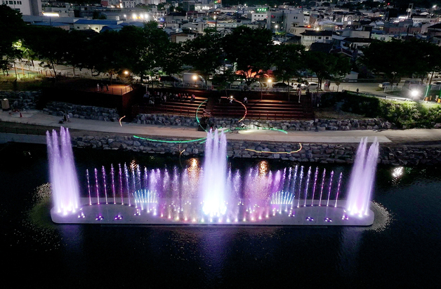 괴산군, 음악·물·빛 어우러진 '자연울림 음악분수' 운영 재개
