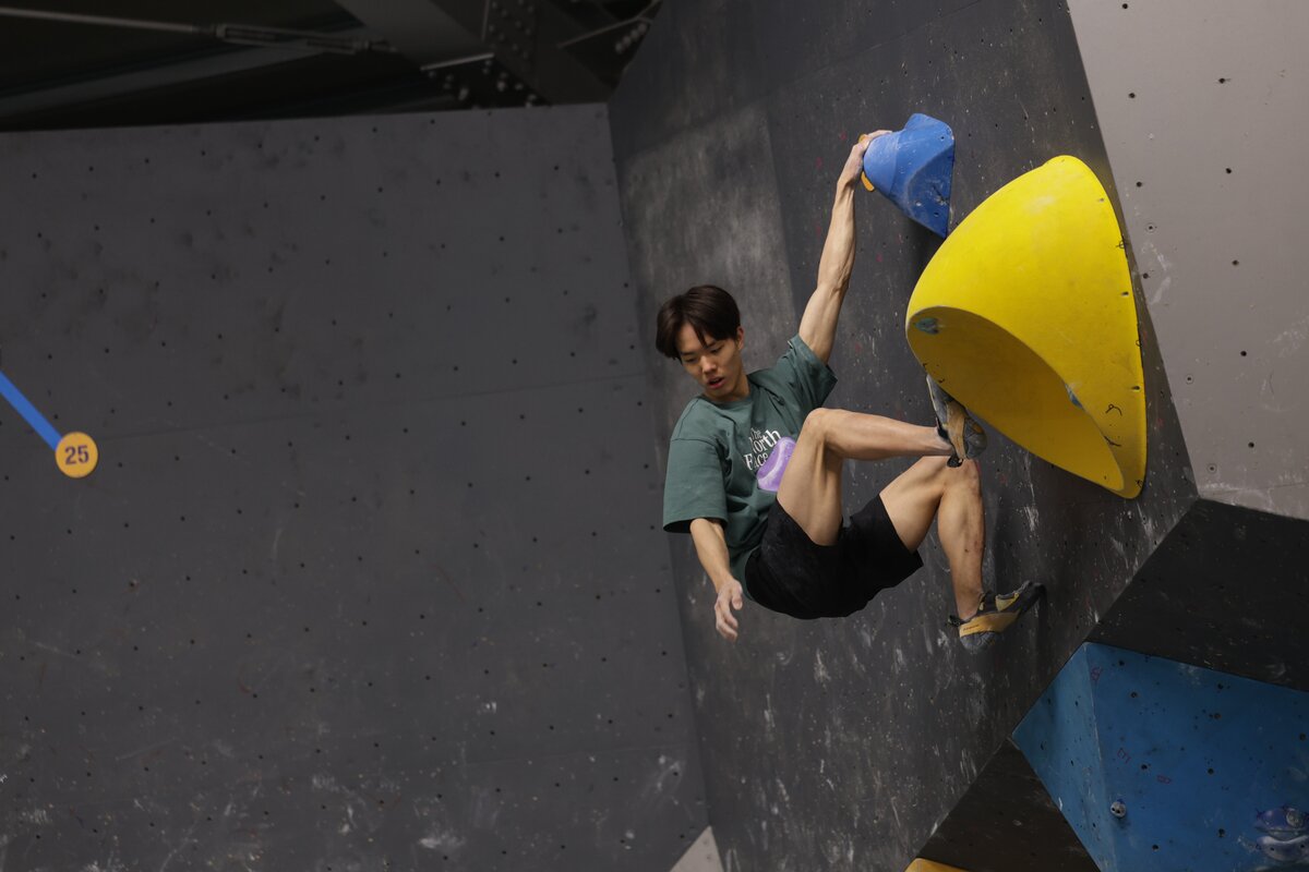 본문 이미지 - 남자부 2관왕을 차지한 노현승의 볼더 완등 모습(대한산악연맹 제공