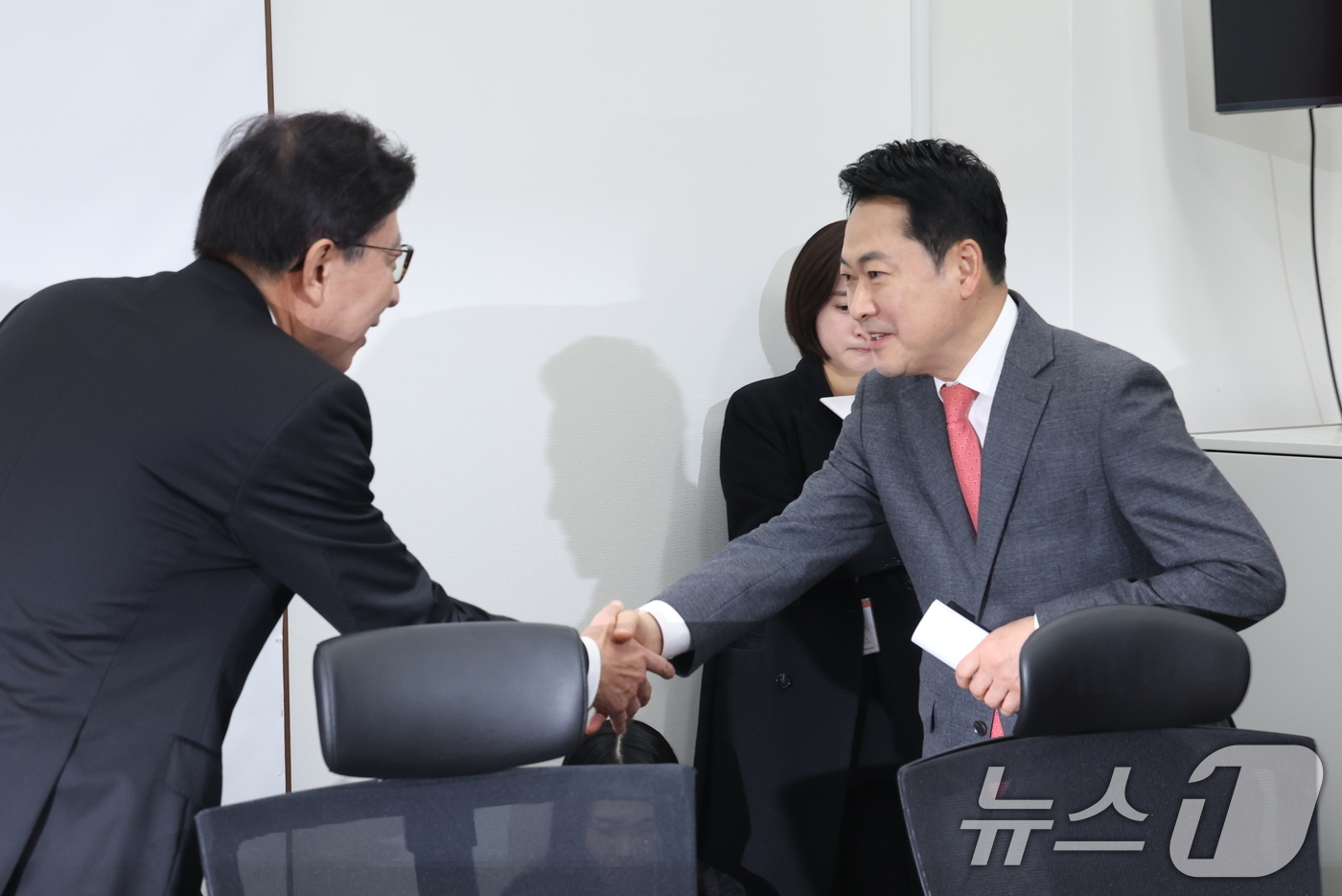 (서울=뉴스1) 이승배 기자 = 장동혁 국민의힘 대표가 23일 서울 여의도 국회에서 박형준 부산시장과 면담 전 악수를 하고 있다. 2026.3.23/뉴스1
